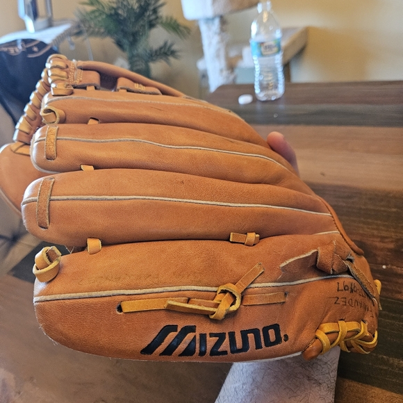 Mizuno 13in glove for right hand thrower - Picture 5 of 5